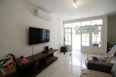 Casa de condomínio à venda com 375m², 4 quartos e 2 vagasSala