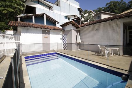 Casa de condomínio à venda com 375m², 4 quartos e 2 vagasQuintal