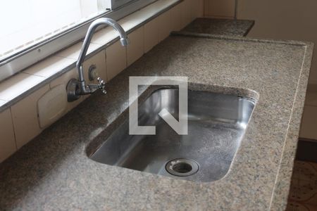Casa à venda com 165m², 5 quartos e 1 vaga Casa à venda com 165m², 5 quartos e 1 vagaCozinha