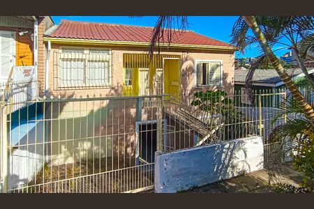 Casa à venda com 168m², 4 quartos e 2 vagas Casa à venda com 168m², 4 quartos e 2 vagasFachada