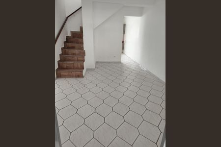 Sala de casa para alugar com 2 quartos, 125m² em Jardim das Oliveiras, São Paulo