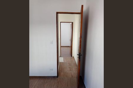 Corredor de casa para alugar com 2 quartos, 125m² em Jardim das Oliveiras, São Paulo