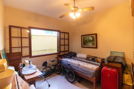 Casa de condomínio à venda com 230m², 4 quartos e 2 vagasQuarto