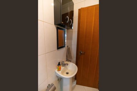 Casa de condomínio à venda com 230m², 4 quartos e 2 vagasBanheiro de serviço