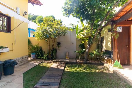 Casa de condomínio à venda com 230m², 4 quartos e 2 vagasÁrea externa