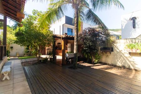 Casa de condomínio à venda com 230m², 4 quartos e 2 vagasÁrea externa