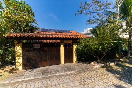 Casa de condomínio à venda com 230m², 4 quartos e 2 vagasFachada