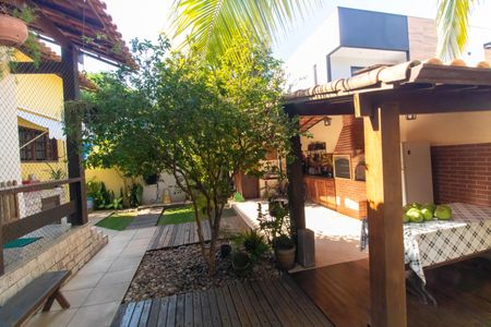 Casa de condomínio à venda com 230m², 4 quartos e 2 vagasÁrea externa