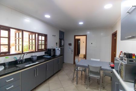 Casa de condomínio à venda com 230m², 4 quartos e 2 vagasCozinha