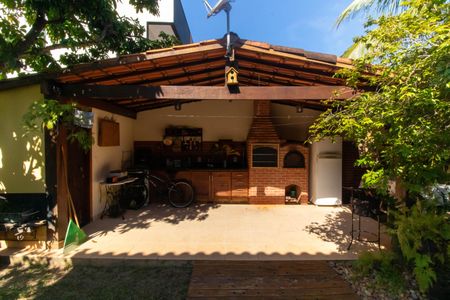 Casa de condomínio à venda com 230m², 4 quartos e 2 vagasÁrea externa