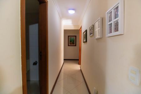 Casa de condomínio à venda com 230m², 4 quartos e 2 vagasCorredor 