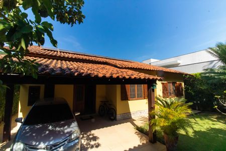 Casa de condomínio à venda com 230m², 4 quartos e 2 vagasFachada
