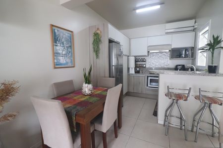 Casa de condomínio à venda com 72m², 2 quartos e 1 vagasala