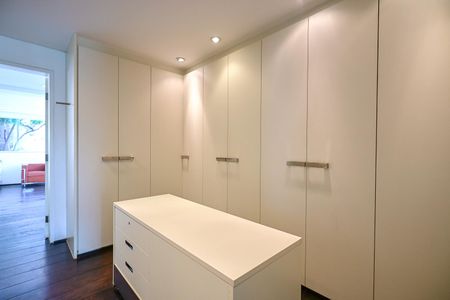 Casa de condomínio à venda com 800m², 4 quartos e 4 vagasArmário da Suíte  4