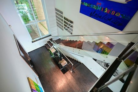 Casa de condomínio à venda com 800m², 4 quartos e 4 vagasEscada