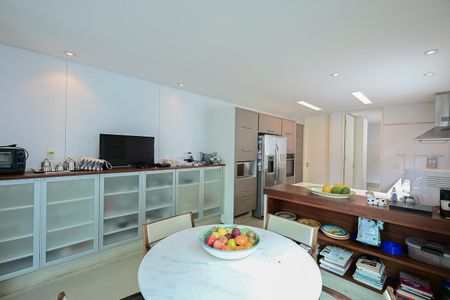 Casa de condomínio à venda com 800m², 4 quartos e 4 vagasCozinha