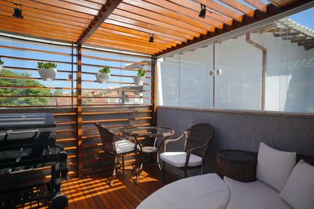 Casa à venda com 249m², 4 quartos e 2 vagas Casa à venda com 249m², 4 quartos e 2 vagasCobertura