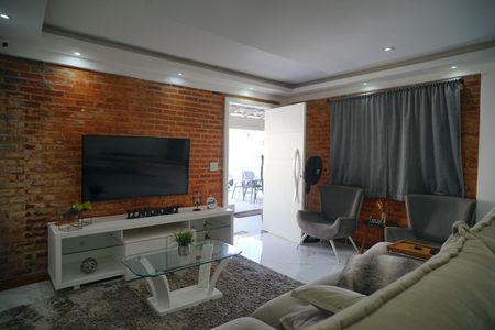 Casa à venda com 249m², 4 quartos e 2 vagas Casa à venda com 249m², 4 quartos e 2 vagasSala
