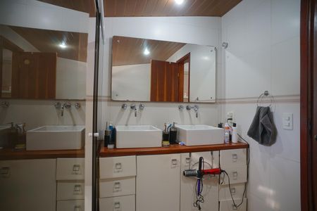 Casa à venda com 249m², 4 quartos e 2 vagas Casa à venda com 249m², 4 quartos e 2 vagasBanheiro da Suíte 4