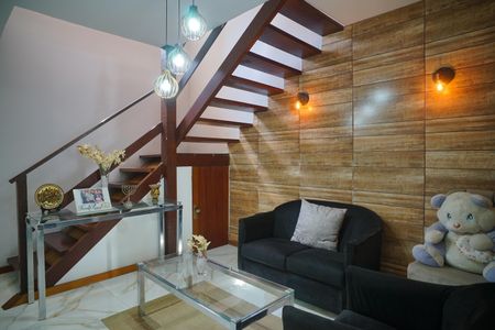 Casa à venda com 249m², 4 quartos e 2 vagas Casa à venda com 249m², 4 quartos e 2 vagasEscada