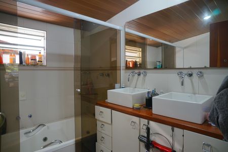 Casa à venda com 249m², 4 quartos e 2 vagas Casa à venda com 249m², 4 quartos e 2 vagasBanheiro da Suíte 4