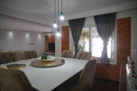 Casa à venda com 249m², 4 quartos e 2 vagas Casa à venda com 249m², 4 quartos e 2 vagasSala de Jantar