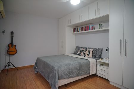 Casa à venda com 249m², 4 quartos e 2 vagas Casa à venda com 249m², 4 quartos e 2 vagasQuarto 1