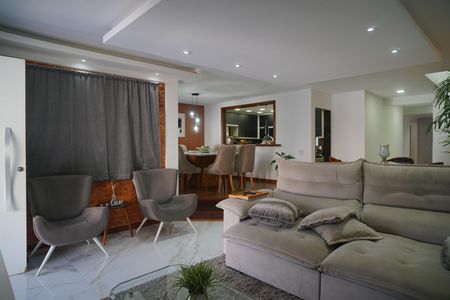 Casa à venda com 249m², 4 quartos e 2 vagas Casa à venda com 249m², 4 quartos e 2 vagasSala