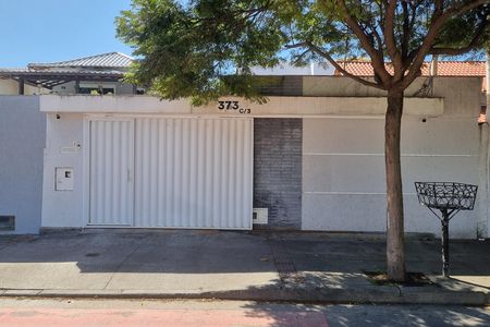 Casa à venda com 249m², 4 quartos e 2 vagas Casa à venda com 249m², 4 quartos e 2 vagasFachada
