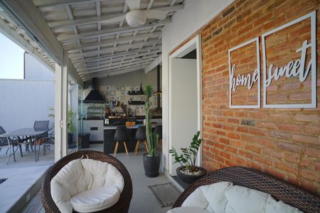 Casa à venda com 249m², 4 quartos e 2 vagas Casa à venda com 249m², 4 quartos e 2 vagasVaranda