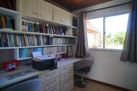 Casa à venda com 249m², 4 quartos e 2 vagas Casa à venda com 249m², 4 quartos e 2 vagasEscritório