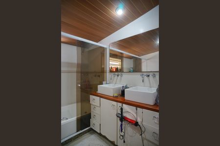 Casa à venda com 249m², 4 quartos e 2 vagas Casa à venda com 249m², 4 quartos e 2 vagasBanheiro da Suíte 4