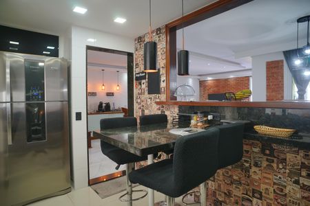 Casa à venda com 249m², 4 quartos e 2 vagas Casa à venda com 249m², 4 quartos e 2 vagasCozinha