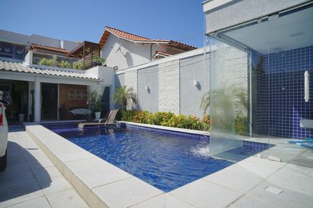 Casa à venda com 249m², 4 quartos e 2 vagas Casa à venda com 249m², 4 quartos e 2 vagasPiscina