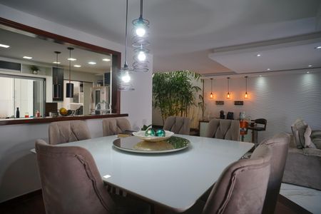 Casa à venda com 249m², 4 quartos e 2 vagas Casa à venda com 249m², 4 quartos e 2 vagasSala de Jantar