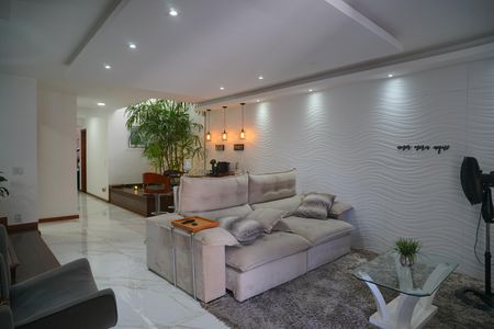 Casa à venda com 249m², 4 quartos e 2 vagas Casa à venda com 249m², 4 quartos e 2 vagasSala