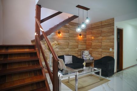 Casa à venda com 249m², 4 quartos e 2 vagas Casa à venda com 249m², 4 quartos e 2 vagasEscada
