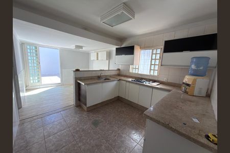 Casa para alugar com 250m², 4 quartos e 2 vagas Casa para alugar com 250m², 4 quartos e 2 vagasCozinha