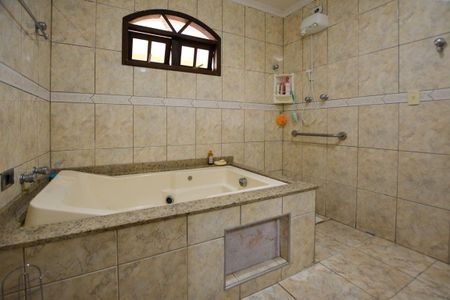 Casa à venda com 300m², 6 quartos e 3 vagas Casa à venda com 300m², 6 quartos e 3 vagasSUÍTE - BANHEIRO