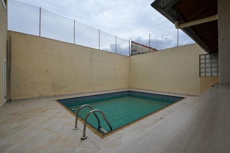 Casa à venda com 300m², 6 quartos e 3 vagas Casa à venda com 300m², 6 quartos e 3 vagasPISCINA