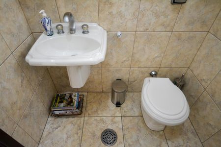 Casa à venda com 300m², 6 quartos e 3 vagas Casa à venda com 300m², 6 quartos e 3 vagasLAVABO - HALL