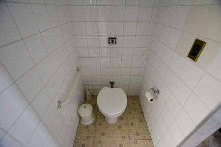 Casa à venda com 300m², 6 quartos e 3 vagas Casa à venda com 300m², 6 quartos e 3 vagasBANHEIRO 2 - FUNDOS