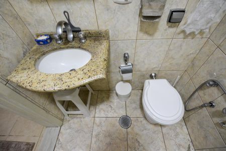 Casa à venda com 300m², 6 quartos e 3 vagas Casa à venda com 300m², 6 quartos e 3 vagasBANHEIRO