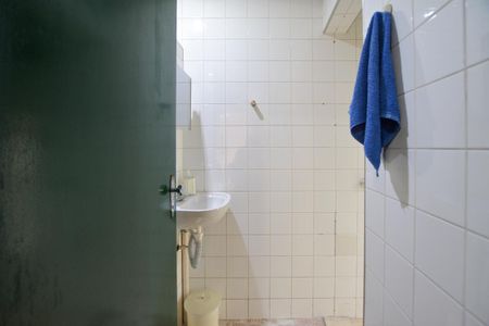 Casa à venda com 300m², 6 quartos e 3 vagas Casa à venda com 300m², 6 quartos e 3 vagasBANHEIRO 2 - FUNDOS