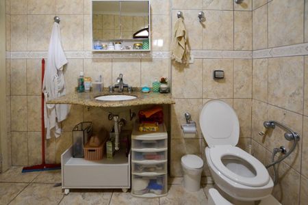 Casa à venda com 300m², 6 quartos e 3 vagas Casa à venda com 300m², 6 quartos e 3 vagasSUÍTE - BANHEIRO