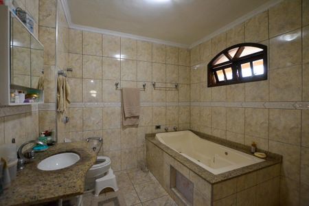 Casa à venda com 300m², 6 quartos e 3 vagas Casa à venda com 300m², 6 quartos e 3 vagasSUÍTE - BANHEIRO