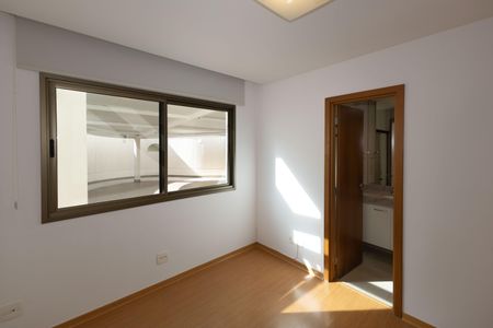 Apartamento à venda com 217m², 3 quartos e 2 vagasSuíte 2