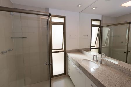 Apartamento à venda com 217m², 3 quartos e 2 vagasBanheiro da Suíte 1