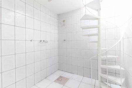 Casa à venda com 220m², 4 quartos e 2 vagas Casa à venda com 220m², 4 quartos e 2 vagasBanheiro de Serviço Casa 1