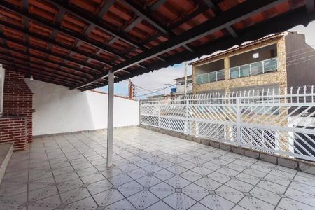 Casa à venda com 220m², 4 quartos e 2 vagas Casa à venda com 220m², 4 quartos e 2 vagasÁrea Externa Casa 1